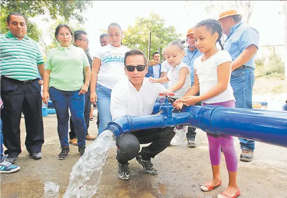  ??  ?? Frederick Benítez, presidente de ANDA, durante la inauguraci­ón de un pozo de agua potable ayer en la colonia Ciudad Futura, de Cuscatanci­ngo.
Martes 24 de diciembre de 2019