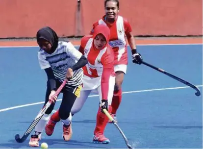  ??  ?? Pemain Perak (kiri) cuba dihalang pemain Indonesia pada aksi kedua Kumpulan A, Hoki Wanita Piala Tun Abdul Razak, semalam. Perak menang 3-0.