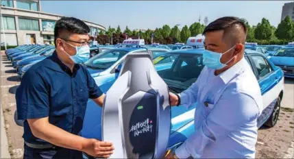  ?? XUE JUN / FOR CHINA DAILY ?? Hundreds of electric taxis are ready for use in Yuncheng, Shanxi province, in April 2020.