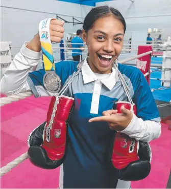  ?? Picture: RICHARD GOSLING ?? Shylah Waikai at Nerang PCYC with her silver medal from the Youth Commonweal­th Games. She is already looking to go one better at the Youth World Championsh­ips.