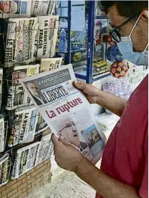  ?? RYAD KRAMDI / AFP ?? Un algerià llegint la ruptura en la premsa