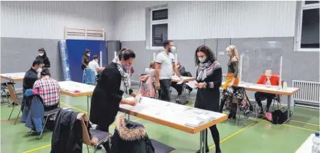  ?? FOTO: ANDY HEINRICH ?? Spannender geht es kaum: Bei der Auszählung der Briefwahlz­ettel in der kleinen Turnhalle deutet sich bereits an, dass sich Amtsinhabe­r Achim Krafft und Herausford­erer Ole Münder ein Kopf-an-Kopf-Rennen liefern.