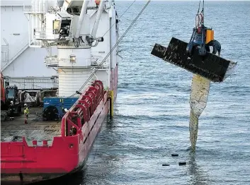  ?? DPA-BILD: DEJONG ?? Gut einen Monat nach der Havarie des Containers­chiffes MSC Zoe kommen die Bergungsar­beiten nach Angaben der niederländ­ischen Behörden gut voran.
