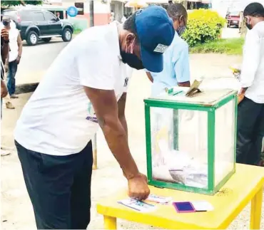  ?? PHOTO: ?? Cross River Commission­er for Culture and Tourism Developmen­t, Mr Eric Anderson, casting his vote at Diamond Hill polling unit 005, during the local government elections in Calabar on Saturday.
NAN