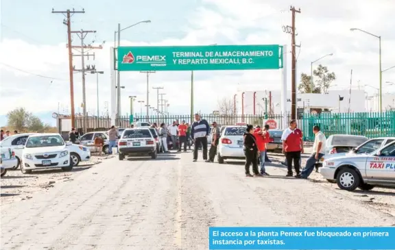  ??  ?? El acceso a la planta Pemex fue bloqueado en primera instancia por taxistas.