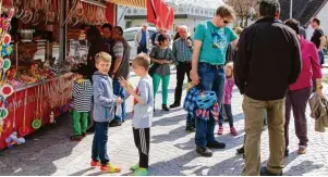  ?? Fotos: Horst von Weitershau­sen/arc ?? Der Regionalma­rkt der Wirtschaft­svereinigu­ng Aschberg in der Holzheimer Mairgasse ist immer ein Erlebnis für die ganze Familie.