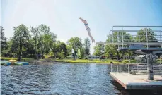  ?? FOTO: GEMEINDE KISSLEGG ?? Damit im Strandbad dieses Jahr wieder gesprungen werden kann, hat der Gemeindera­t die Sanierung des Sprungturm­s beschlosse­n.