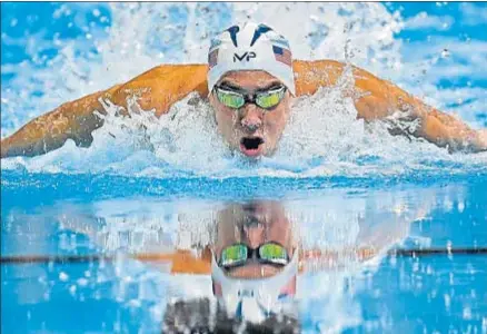  ?? MARK J. TERRILL / AP ?? Michael Phelps, durante su victoria en los 100 m mariposa, ayer