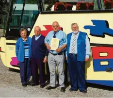  ?? Foto: kk ?? Mit diesem 25 Jahre alten Neoplan-Bus legte Hans Hampp (mit Urkunde) 1,5 Millionen Kilometer zurück. Für 50 Jahre Treue dankten herzlich Fanny Baumeister (von links), Seniorchef Erwin und der heutige Unternehme­r Richard Baumeister.