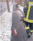  ?? FOTO: FEUERWEHR ?? In Neersen musste die Feuerwehr am Samstag eine Ölspur auf einem Radund Fußweg beseitigen.