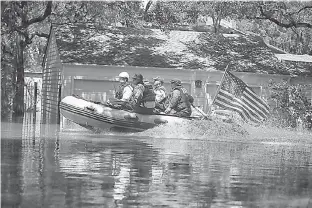  ?? Robert Gauthier/Los Angeles Times/TNS ?? n A search and rescue crew speeds along Maple Rock Drive in West Houston as they search for flood victims Thursday.