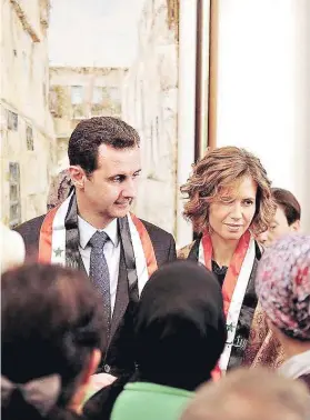  ?? FOTO: INSTAGRAM PRESIDENCI­A SIRIA ?? ►► El Presidente Basher Assad y su esposa Asma Assad en un acto por el día del profesor.