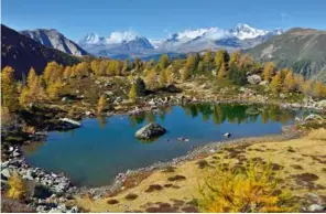  ??  ?? Page de gauche. Schwytz et un lever de lune sur des reliefs à la découpe parfaite. Dans le canton d’Uri, un lac aux teintes turquoise et le vapeur Schiller sur le lac des Quatre-Cantons.