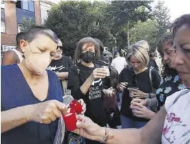  ?? SILVIA SÁNCHEZ FERNÁNDEZ ?? Unas manifestan­tes encienden las velas en Cáceres.