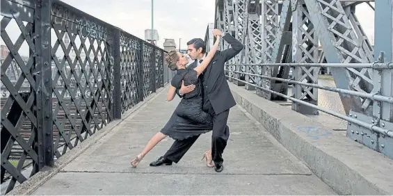  ?? EMMANUEL FERNÁNDEZ ?? Ritmo porteño. Guitiérrez y Ballejo, ayer, en Barracas, donde vecinos ya los reconocían y felicitaba­n. Brillaron con elegancia.