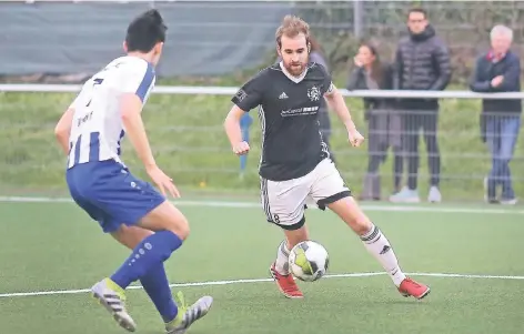  ?? RP-FOTO: STEPHAN KÖHLEN ?? Stefan Schaumburg (rechts) zeigte sich in Velbert in glänzender Spiellaune, sein Team blieb aber ohne Punkte.