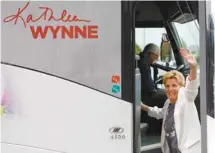  ?? COLE BURSTON LA PRESSE CANADIENNE ?? La chef libérale Kathleen Wynne montant à bord de son autocar de campagne dimanche