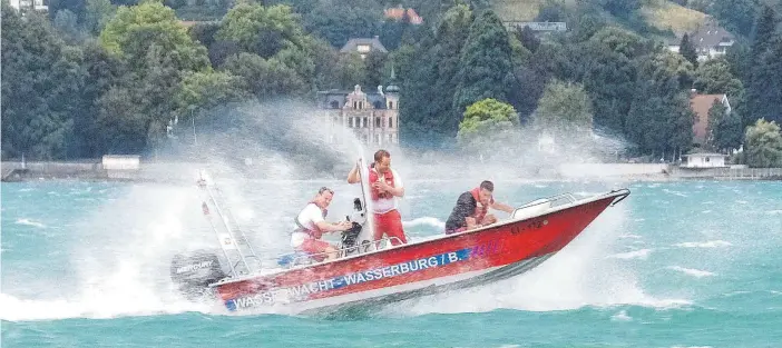  ?? FOTOS (4): MICHAEL SCHEYER ?? Als es wirklich zu stürmen beginnt, kommt das kleine Boot der Wasserwach­t an seine Grenzen.