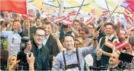  ??  ?? FPÖ-Chef Heinz-Christian Strache (li. mit Flagge) und FP-Landeschef Manfred Haimbuchne­r feierten den 1. Mai am Urfahraner Jahrmarkt.