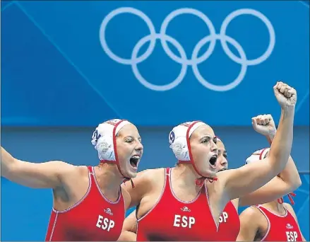  ?? ALASTAIR GRANT / AP ?? Marta Bach y Andrea Blas celebran uno de los tantos de la selección española