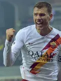  ??  ?? Bomber Edin Dzeko, 33 anni