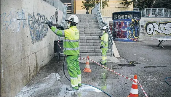  ?? ANA JIMÉNEZ ?? En el Raval. Dos operarios limpiando el miércoles las paredes de la plaza Terenci Moix