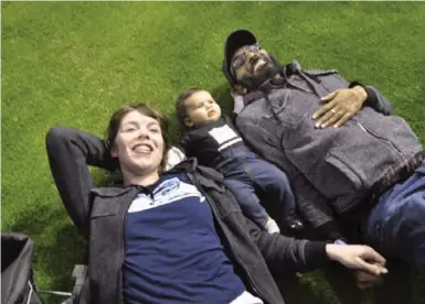  ?? FACEBOOK ?? Neurosurge­on Paul Kalanithi, pictured with wife Lucy and their daughter Cady in Phoenix, Ariz.