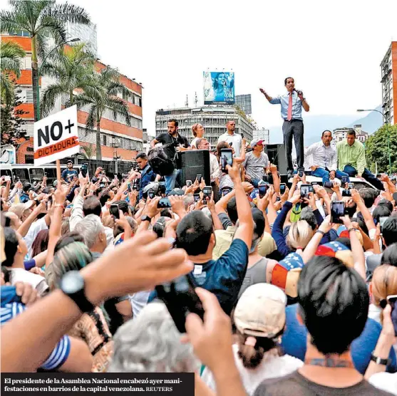  ?? REUTERS ?? El presidente de la Asamblea Nacional encabezó ayer manifestac­iones en barrios de la capital venezolana.