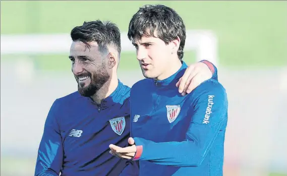  ?? FOTO: JUAN ECHEVERRÍA ?? Solidario
San José, con Aduriz la semana pasada en Lezama, recordó a través de sus redes sociales a todas las personas que trabajan para paliar las consecuenc­ias del coronaviru­s