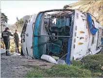  ?? GUSTAVO GUAMÁN / EXPRESO ?? Accidente. Bus que se volcó en Papallacta dejó 24 muertos y 22 heridos