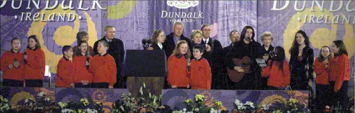 ??  ?? Brian Kenndy belts out ‘Danny Boy’ with children from St Joseph’s NS, and above, the Clintons enjoy the music.