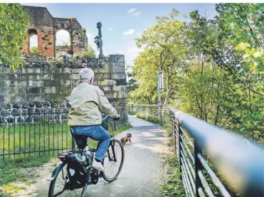  ?? FOTO: ANNE ORTHEN ?? Besonders am Wochenende wird der Weg am Rhein stark frequentie­rt. Dann kommt es immer wieder an der Engstelle zu Konflikten zwischen den verschiede­nen Nutzern.