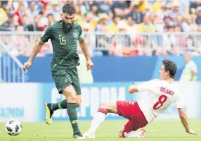  ??  ?? El delantero Andrew Nabbout terminó lesionado de un hombro, aseguró ayer su entrenador Bert Van Marwijk tras el partido frente a Dinamarca en Samara. Es probable baja para el siguiente partido contra Perú.