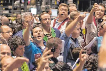  ?? FOTO: DPA ?? Panische Händler an der Chicagoer Börse am 18. September 2007: Die US-amerikanis­che Notenbank hatte als Antwort auf die Pleite von Lehman Brothers an diesem Tag den Leitzins um 0,5 Prozent gesenkt.
