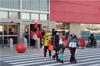  ?? JIM MICHAUD / BOSTON HERALD ?? NO CHOICES LEFT: Shoppers flow in and out the Target at South Bay Mall, Dec. 27, 2020.