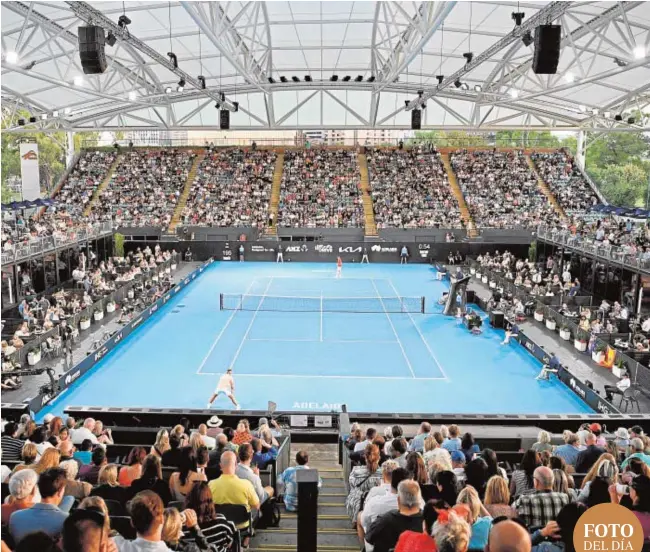  ??  ?? Gradas llenas de público sin mascarilla, ante la falta de contagios en Australia, durante el partido entre Nadal y Dominic Thiem