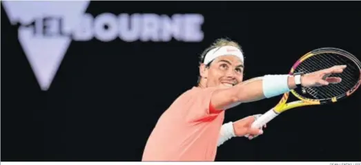  ?? DEAN LEWINS / EFE ?? Rafa Nadal acaba de derrotar al estadounid­ense Michael Mmoh y golpea la bola al cielo de Melbourne.