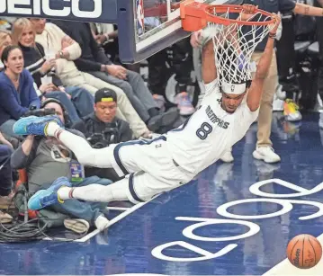  ?? GRACE HOLLARS/ INDYSTAR ?? Memphis Grizzlies forward Ziaire Williams dunks at Gainbridge Fieldhouse in Indianapol­is on Jan. 14.