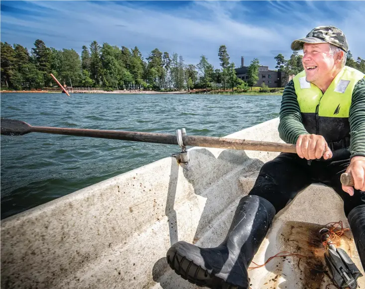  ?? FOTO: KARL VILHJALMSS­ON ?? Christer Hackman är musikern som ägnar dagarna åt att fiska i vattnen utanför Hanaholmen i Esbo. I sommar har han tillgång till en motorbåt som går med solenergi, men helst ror han ut till sina abborrnät.