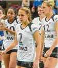  ?? Foto: Ulrich Wagner ?? Enttäusche­nder Abgang: Die DJK Augs burg Hochzoll mit (v. l.) Jaqueline Hall, Lisa Schnürer und Theresa Felchner ver lor mit 2:3 gegen die DJK Sportbund München.