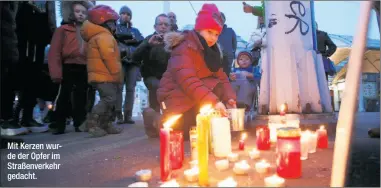  ??  ?? Mit Kerzen wurde der Opfer im Straßenver­kehr gedacht.