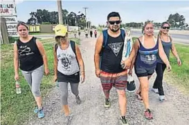  ?? (JAVIER FERREYRA) ?? Esfuerzo. Los jóvenes se turnaron para llevar a la Virgen.