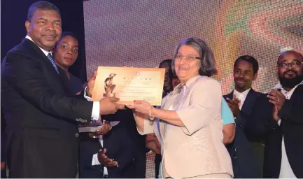  ?? DOMBELE BERNARDO ?? Momento em que o ministro da Defesa João Lourenço fazia a entrega do troféu à escritora Cremilda de Lima vencedora na categoria de Literatura