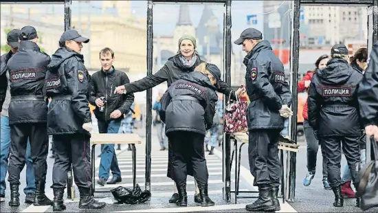  ?? AANDREY RUDAKOV / BLOOMBERG ?? Arcos de seguridad en Moscú, para controlar las zonas cercanas a los estadios del Mundial