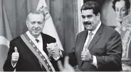  ??  ?? Nicolás Maduro, presidente de Venezuela, estrecha la mano con su homólogo turco Recep Erdogan.