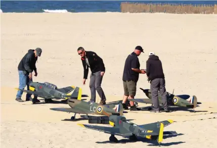  ??  ?? C’est l’effervesce­nce, on vient d’avoir le feu vert pour décoller… La scène est ici un Spitfire poursuivan­t un Stuka (notez qu’il y a deux avions de rechange…).