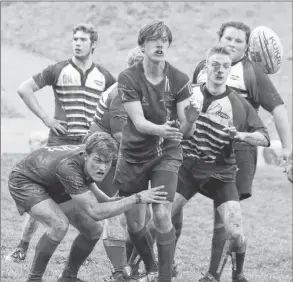  ?? CAROLE MORRIS-UNDERHILL ?? Ben Lohr, who hails from the Valley, captures the ball during a line out and tosses it to a waiting teammate during an early evening bout with Central Kings.