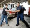  ??  ?? Activos. Los bomberos de Saltillo también reciben víveres.