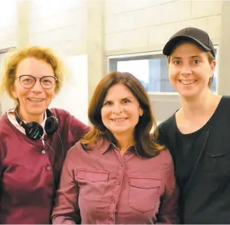  ?? PHOTO COURTOISIE ?? L’auteure Danielle Trottier en compagnie des comédienne­s Guylaine Tremblay et Ève Landry sur le plateau de tournage d’unité 9, qui tire sa révérence après sept saisons.