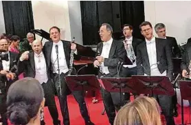  ??  ?? „Prost, Prost, wir singen Prost“: schunkelnd­e Philharmon­iker mit Staatsoper­ndirektor Dominique Meyer